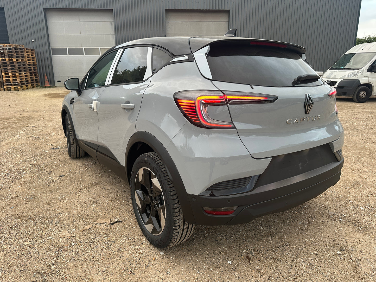 Renault Captur Phase 2 Techno 1.3L Tce 155ch BVA ESSENCE 2025 BOITE AUTOMATIQUE ALGERIE 2025 GRIS NARDO