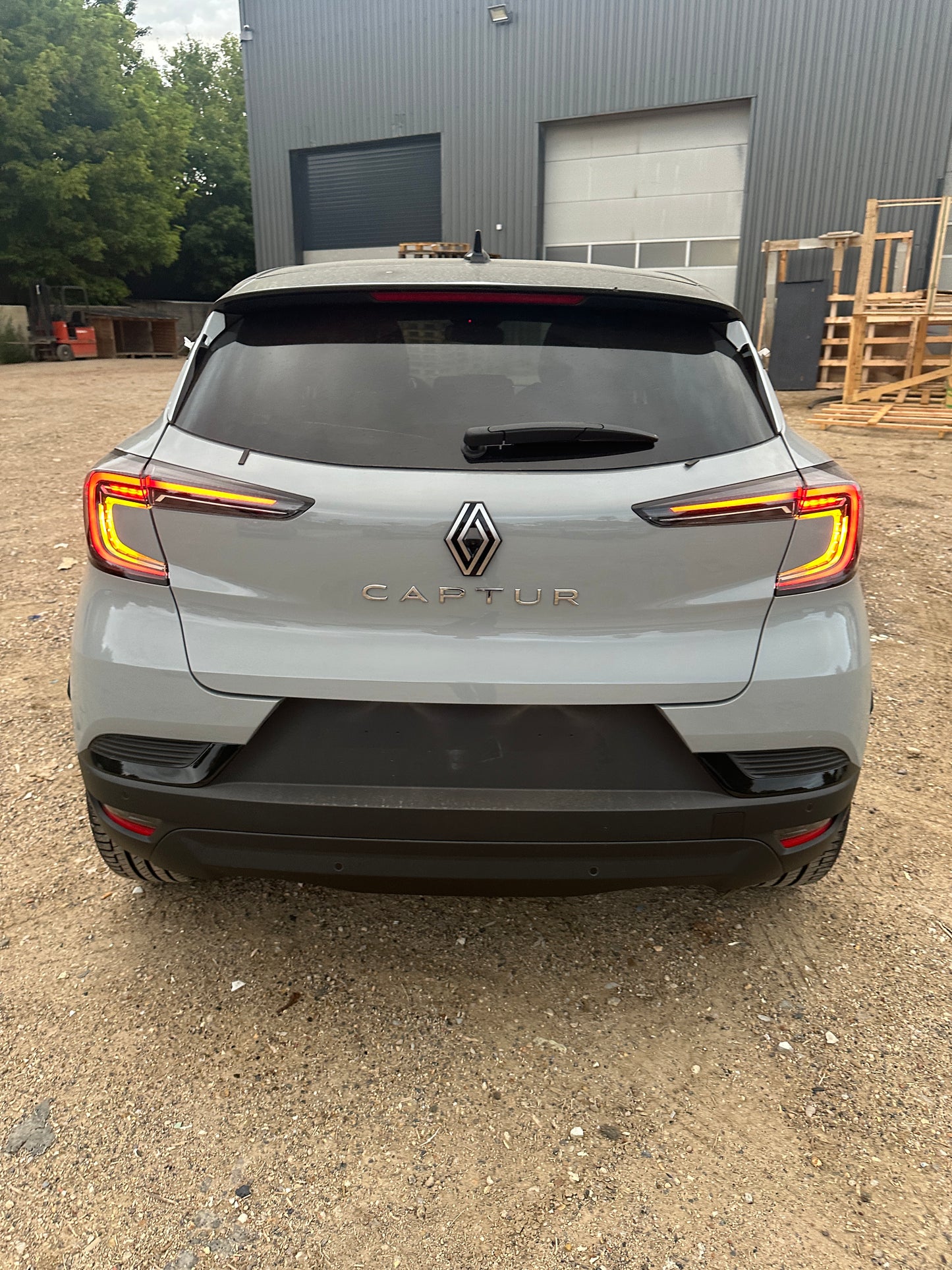 Renault Captur Phase 2 Techno 1.3L Tce 155ch BVA ESSENCE 2025 BOITE AUTOMATIQUE ALGERIE 2025 GRIS NARDO