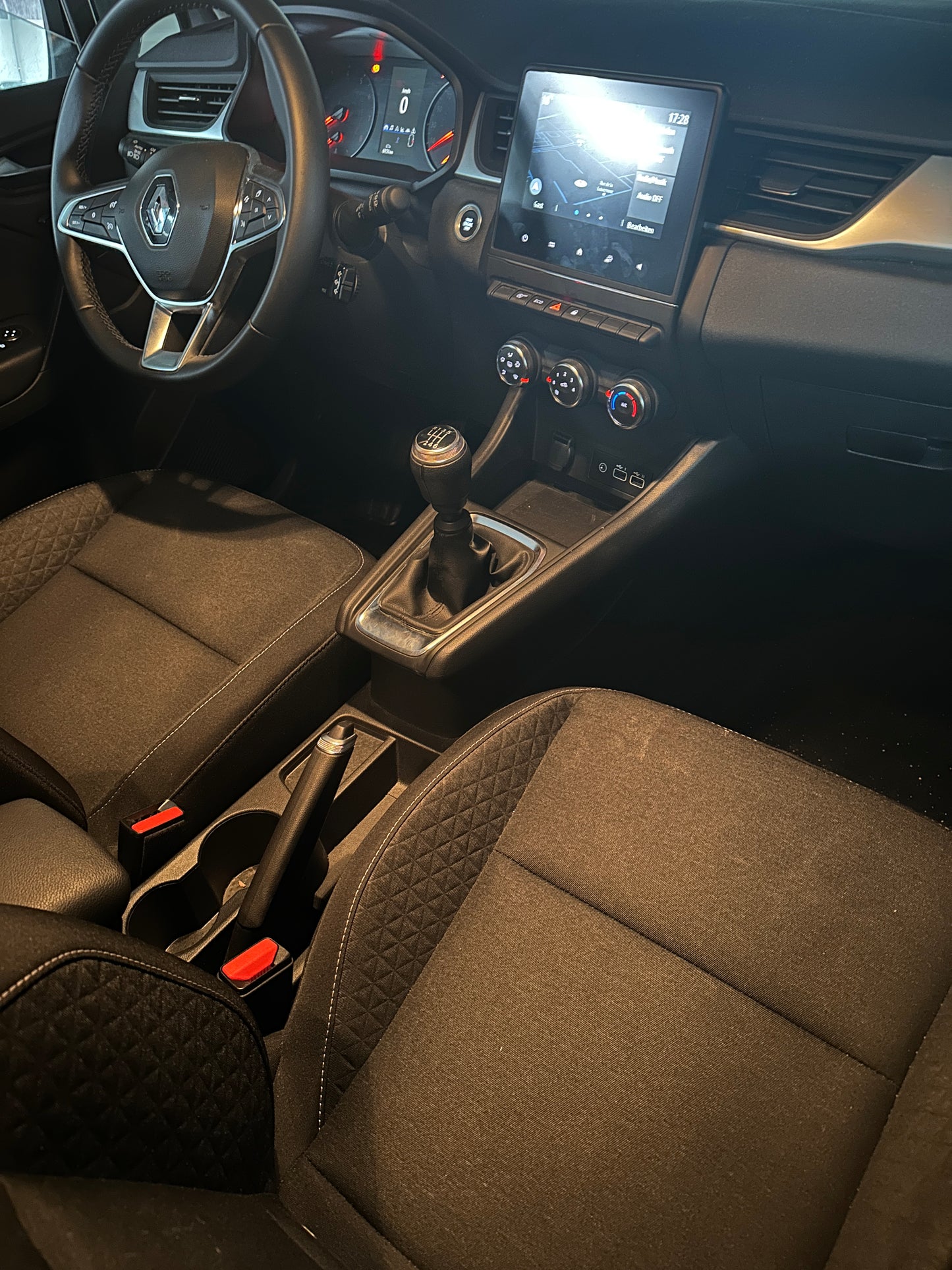 Renault Captur -3ans Export Algérie 1.0 TCE 100CV année 2024 - 6500km