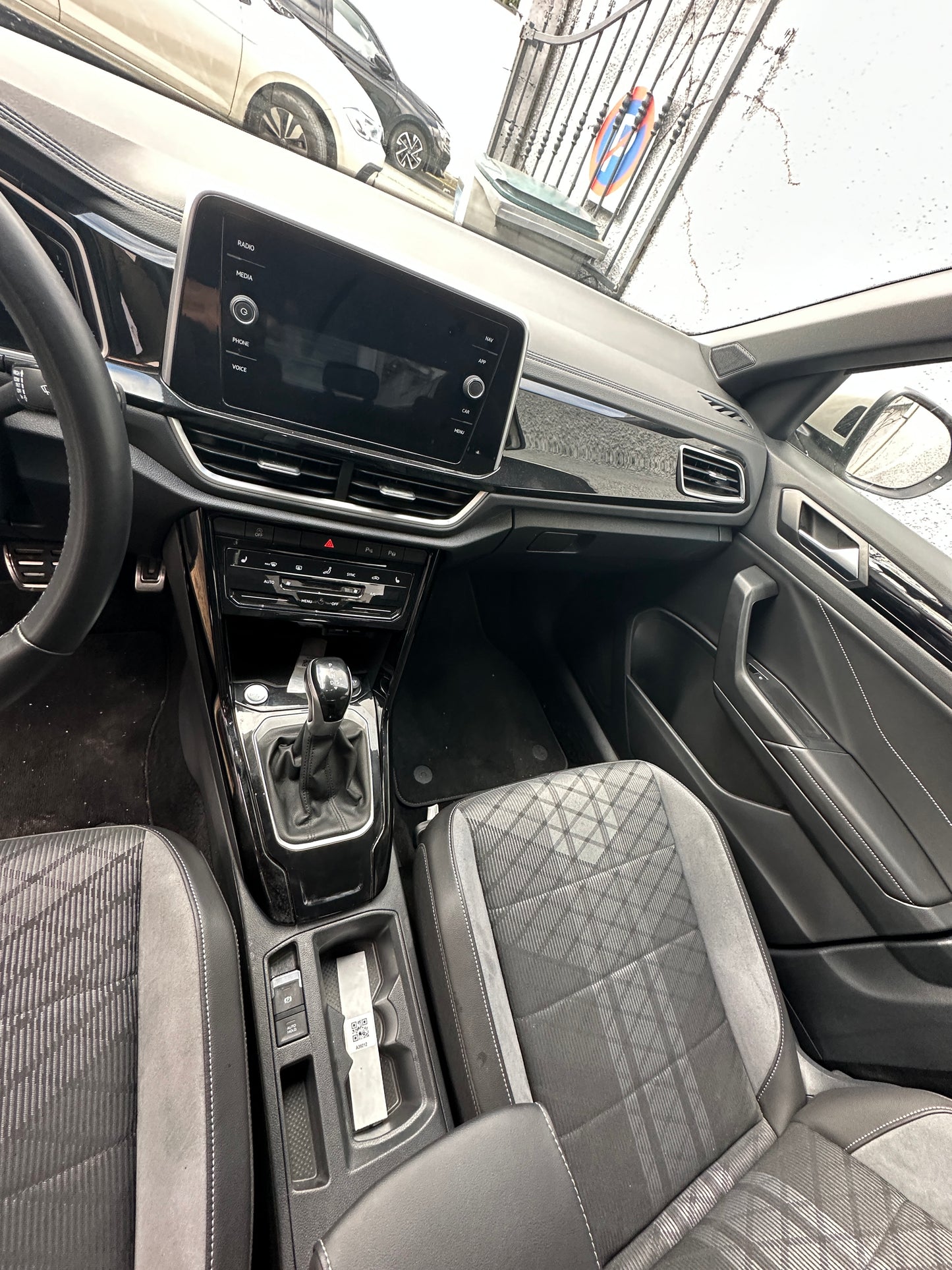 -3 ans : Volkswagen Troc R-Line 1.5 Tsi 150CV boite automatique 2024 - 16800km blanc ( Export Algérie)