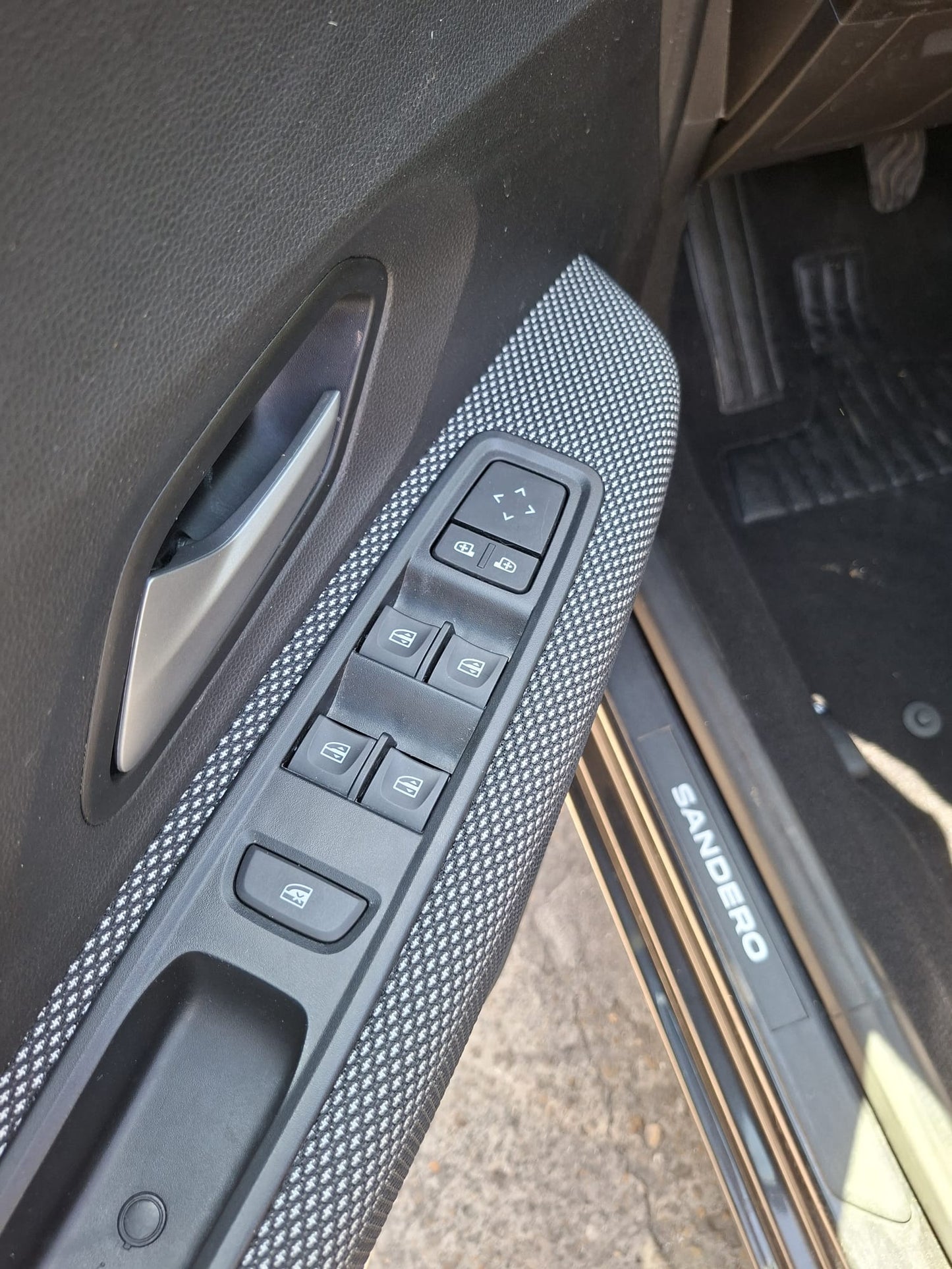DACIA SANDERO JOURNEY TCe 90 BVM Export Algérie année Juin 2025 - 32300 KM (-3 ans) AUTO EXPORT ALGERIE